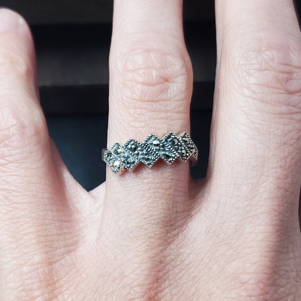 Size 7 Sterling Silver Zig Zag Marcasite Stone Band Ring
